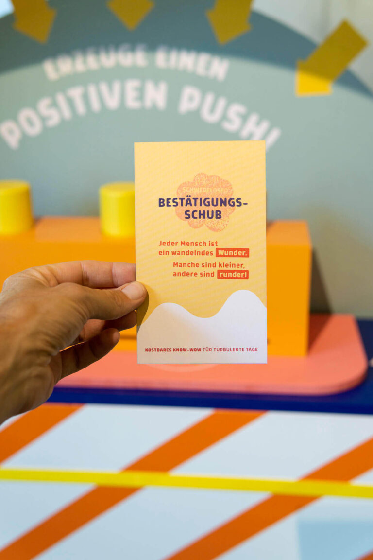 opt_positive_pushs_person_h_karte-lesen_bestaetigungsschub_08-2022_DSC01307