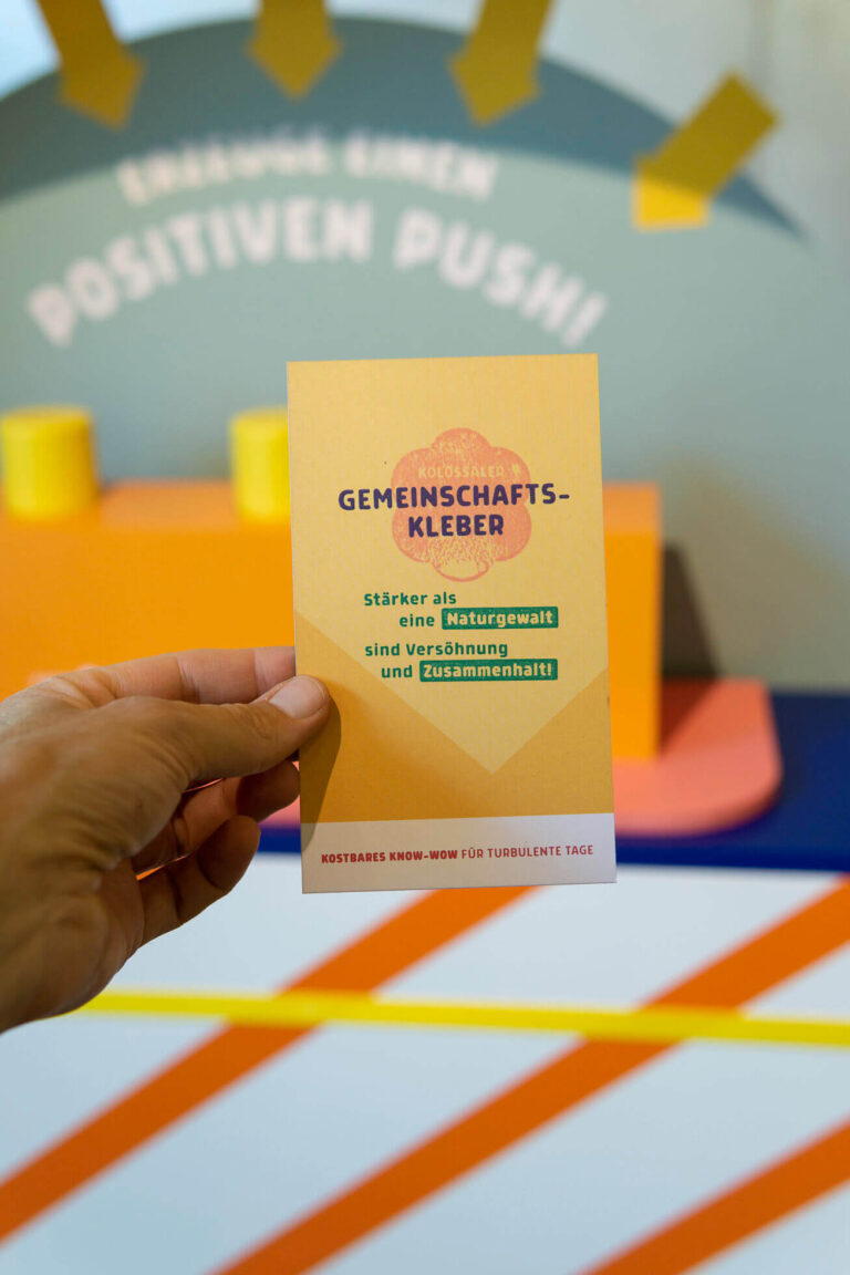 opt_positive_pushs_person_h_karte-lesen_gemeinschaftskleber_08-2022_DSC01305