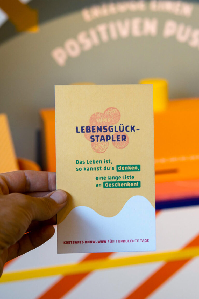 opt_positive_pushs_person_h_karte-lesen_lebensglueck-stapler_08-2022_DSC01310