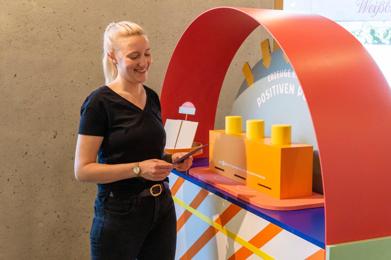 opt_positive_pushs_person_q_frau-lachend_karte-lesen_2_08-2022_DSC01413-1536x1024