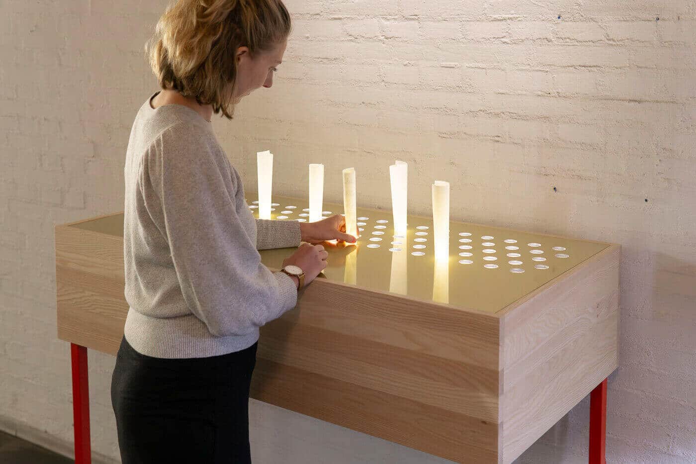 opt_hoffnungsschimmer_studio-komplementaer_q_frau-steckt-papier-ein