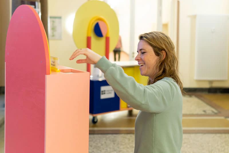 slider_satellit_standpunkt-dropper_interaktion_frau_seitlich_lachend_04-2023_DSC03414_copyright-studio-komplementaer